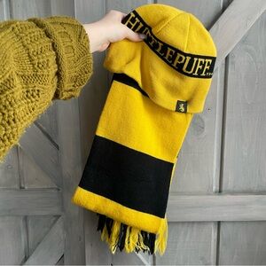 Harry Potter Offical Merch Hufflepuff Beanie and Scarf Set Collegiate
